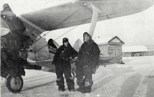 В. П. Гавриш (справа) у самолёта И-153. 53-й ИАП, зима 1941-1942 гг.