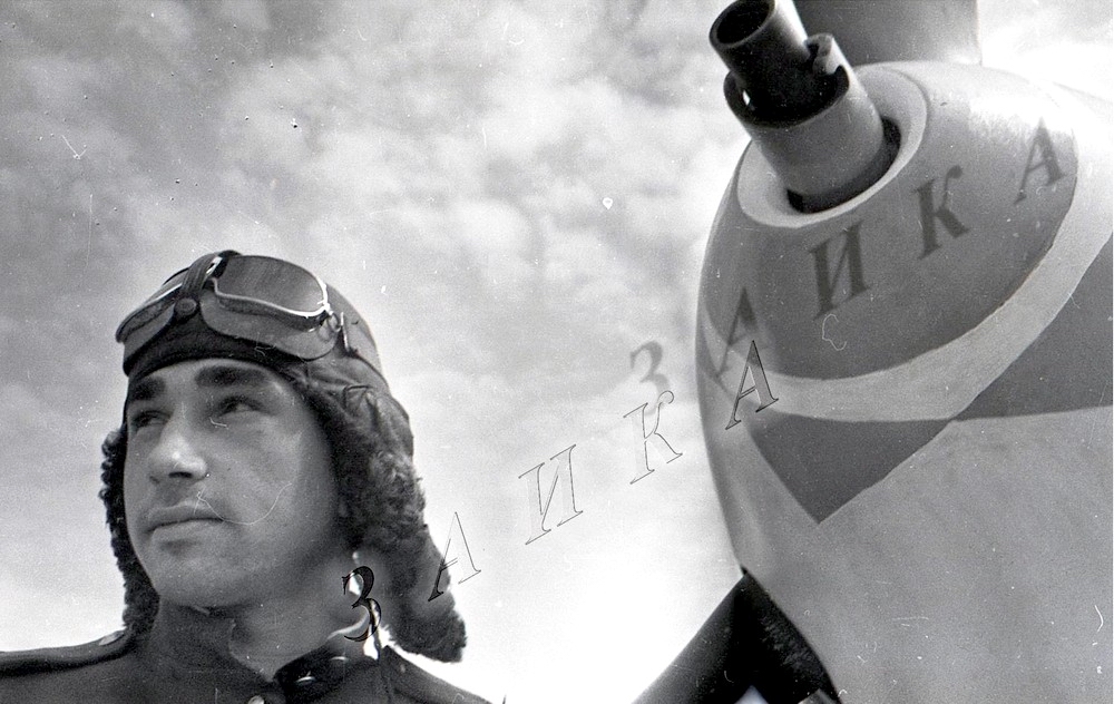 Гольдберг Константин Иванович у самолёта Як-9Т, 1944 г.