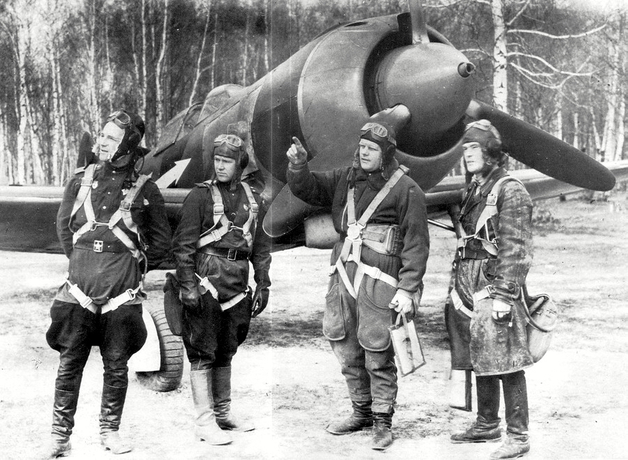 Командир 18-го ГИАП А. Е. Голубов (крайний слева).