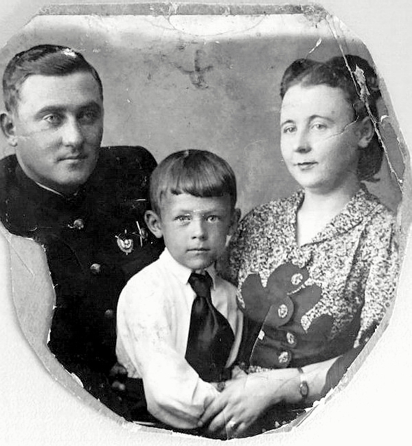 Горбачёв Иван Илларионович с женой и сыном