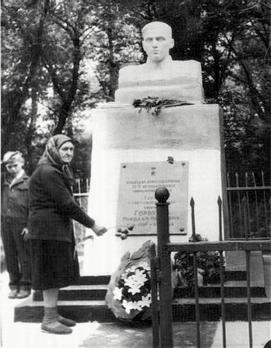 Сестра Героя, Мария Ивановна, у памятника Н. И. Горбунову.