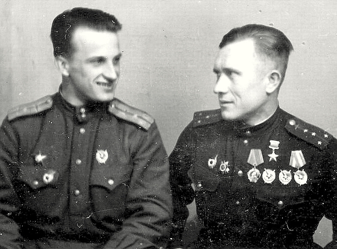 Михаил Чабров (справа) и Сергей Горелов, 1943 г.
