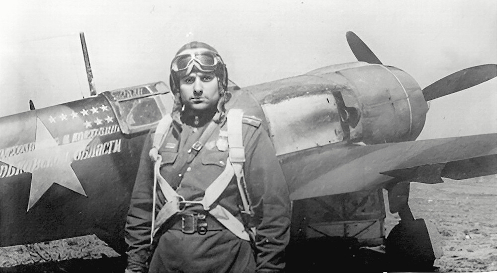 Горев Николай Дмитриевич у самолёта Ла-5, март 1943 г.