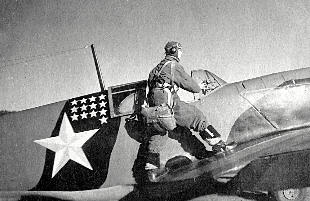 Капитан Г. А. Григорьев на крыле своего ЛаГГ-3.