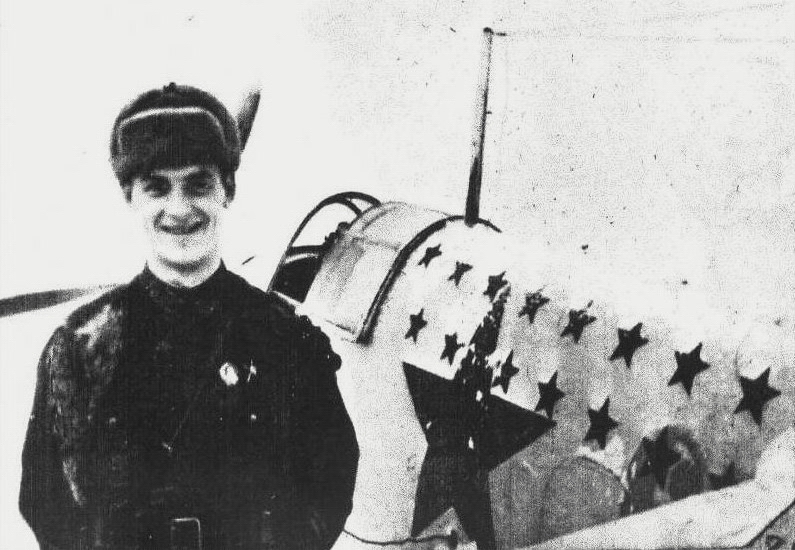 Капитан Г. А. Григорьев у своего ЛаГГ-3.