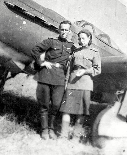 Н. П. Гугнин с женой у самолёта Як-9