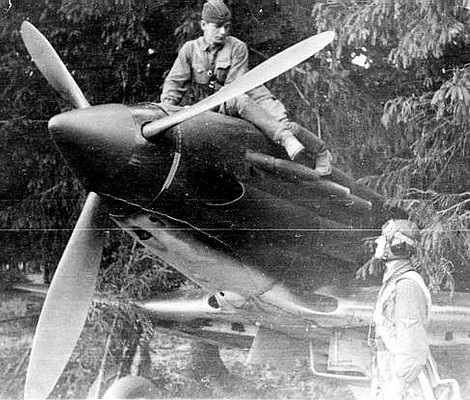 Гугнин Николай Павлович у самолёта МиГ-3, 1941 г.