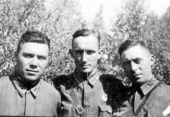 Гугнин Николай Павлович (в центре), 1942 г.