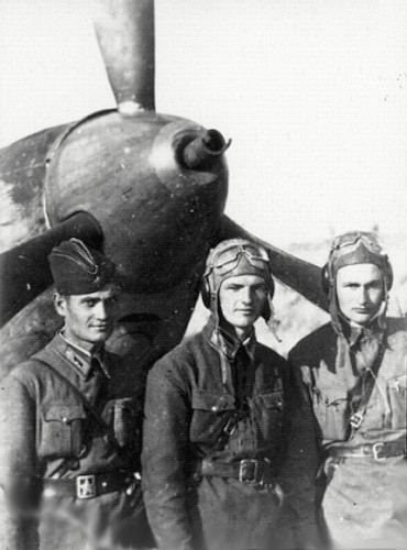 Гультяев Григорий Капитонович(в центре), 1942 г.
