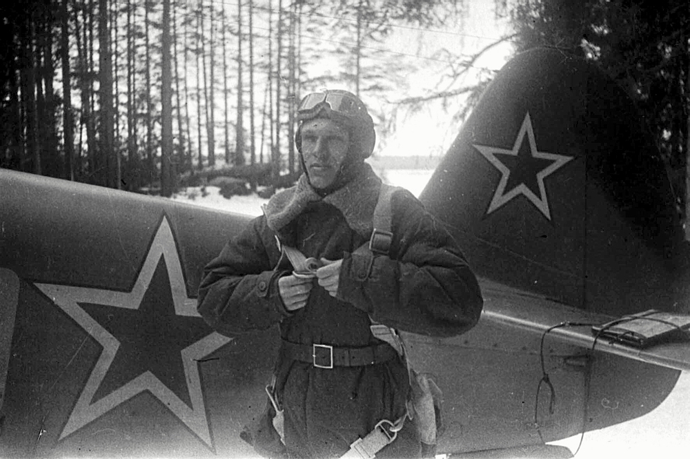 Гуменный Илья Степанович у своего Як-7Б, март 1944 г.