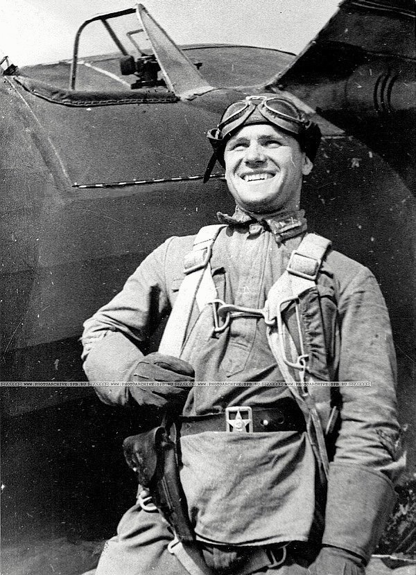Лётчик 153-го ИАП лейтенант Иванов Михаил Петрович у самолёта И-153, 1941 г.