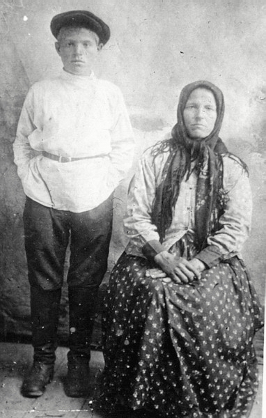 Ивлев Стефан Трофимович с мамой, 1925 год.
