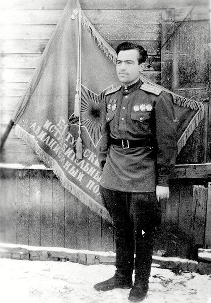 Ивлев Стефан Трофимович у знамени 171-го ИАП, 1944 год.