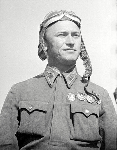Лакеев Иван Алексеевич у самолёта И-16