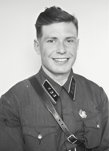  ϸ , 1942 .