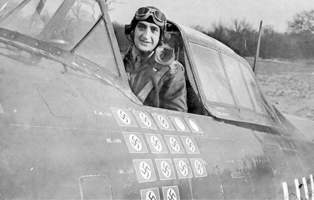 ������������ �. �������� � ������ P-47D-11 (�������� ����� 42-75510) 'HV-A', 16 ����� 1944 �.