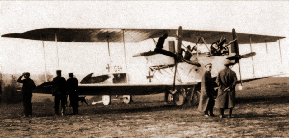 AEG G.III � �������� ������� G54/15 ������ ��� ����� ��������� ������������ ������� �������. �� ���������� ����� �� �������� � ������������ �� �����, �� �������� �� ��� ���� ����-������������ ������ ����� 30 ������ 1916 ����. ��� ����������� ���������� ����� ������� �����������, ��� � AEG G.II, �� ��� �� ��������� ����������� ����� �������: ���� ���������� ����������� ��������. �� ������� ������ ������� � ������ ������, � ������ ������������� - ������ ����� ���������� ������� | Warspot.ru